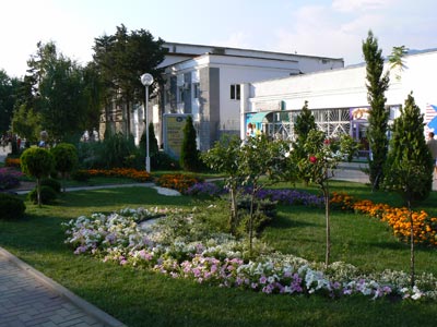 Набережная ухоженная и цветущая.