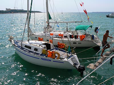 На море.