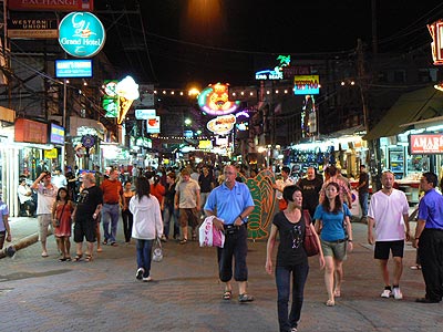 Народ гуляет, отдыхает, пьет и развлекается.