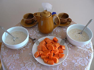 Наш завтрак: геркулесовая каша, папайя, кофе.