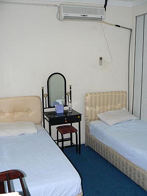 "супер" номер, самый дорогой с телевизором, но при этом без окон, перегородки "картонные"
