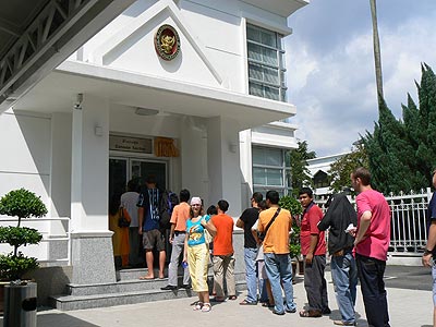 Очередь за визой. Выглянуло солнышко! Посольство Тайланда. Куала-Лумпур. Малайзия.