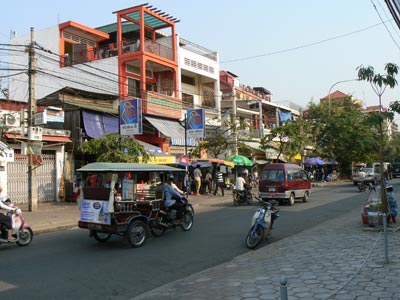 Улицы Пном Пеня, мото-тук-тук.