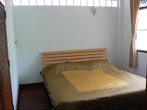 Спальня: кондиционер, встроенный шкаф, тумбочка, кровать, постельное бельё, полотенца.