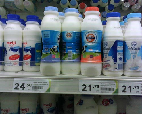 Цены на молоко: 0,45ml цельное - 24,5 бат; обезжиренное - 21.75 бат. 