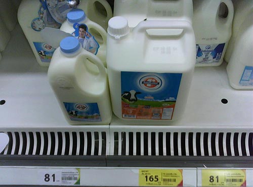Молоко 2 литра - 81 бат.