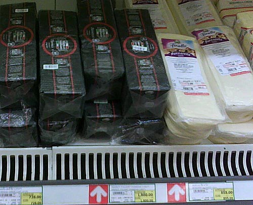 Большой выбор сыра в супермаркете "Макро"