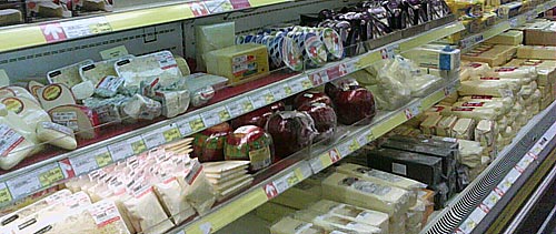 Более дорогие сыры в супермаркете можно купить расфасованные по 200-400 грамм.