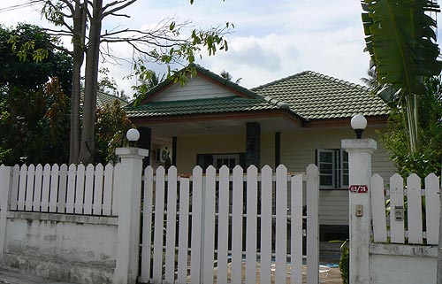 "Chang Mon Village and Resort" - каждый дом окружен забором.
