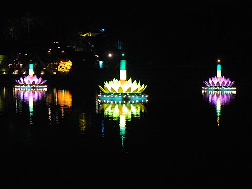 Озеро украсили огромными светящимися кратонгами.
