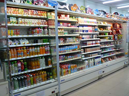 «7-Eleven» - напитки, молоко, йогурты, мясо, сосиски.