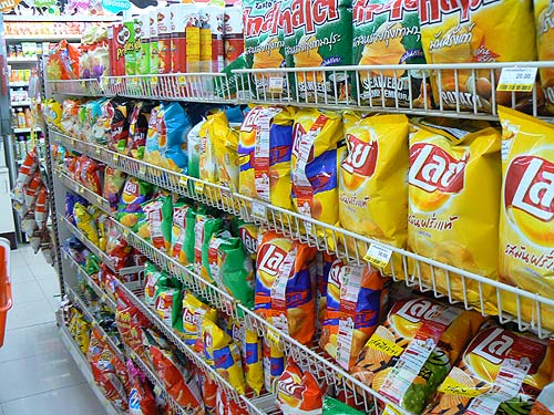 «7-Eleven» - чипсы и снеки.