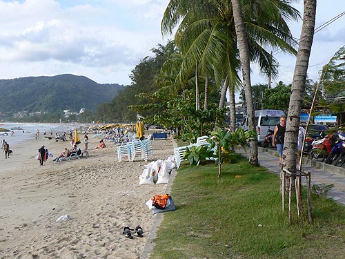   (Patong Beach)