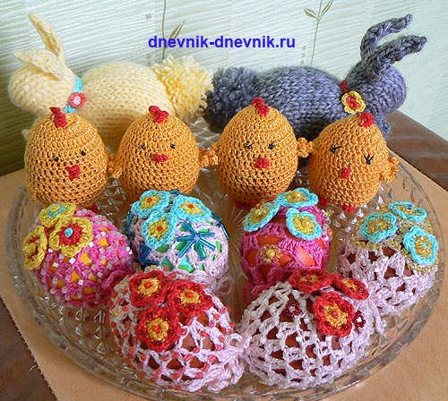Пасхальные яйца, цыплята и зайчики.