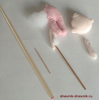 Для равномерного набивания полиэстером куклы используйте зубочистку или другие палочки.