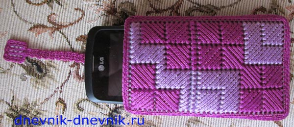 Чехол для телефона. Вышивка по пластиковой канве.